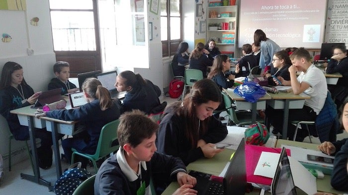Alumnos del centro durante una de las sesiones del proyecto.