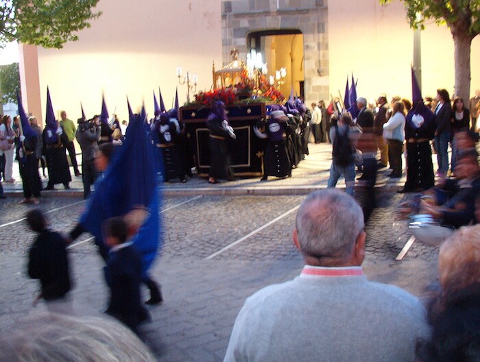 El paso del Santo Entierro saliendo de la Parroquia del Valle.