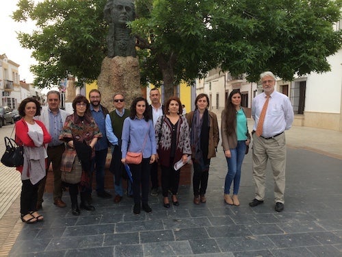 El jurado ante el busto de Meléndez Valdés en Ribera del Fresno.