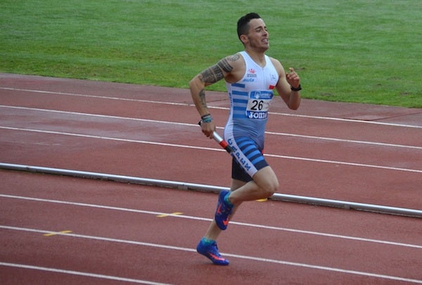 Félix Mimbrero durante el relevo de 4x400 en Alcorcón. 
