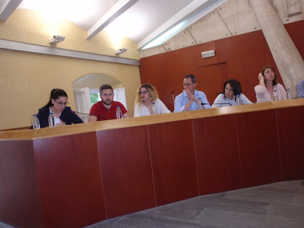 La concejal de Asuntos Sociales, Pilar Carrillo (izquierda) lee un escrito firmado por las trabajadoras del Servicio Social de Base del Ayuntamiento. 