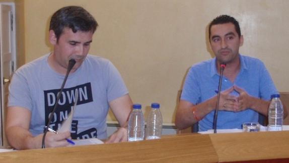 Los concejales de Villafranca Avanza y ODP, Gabriel Sánchez Suero y Cristóbal Torres Fernández, respectivamente, durante la sesión plenaria del pasado 22 de junio.  