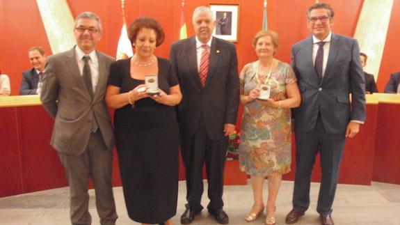 Puri Fernández, presidenta de la Coral Santa Cecilia, e Inés Pérez, presidenta de AMADROVI, posan con la Medalla de Oro de la Ciudad. 