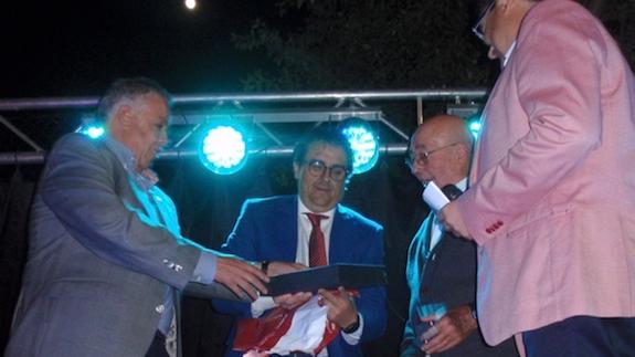 El consejero de Sanidad, José María Vergeles, entrega la placa a Lorenzo Vergara durante la convivencia del pensionista. 