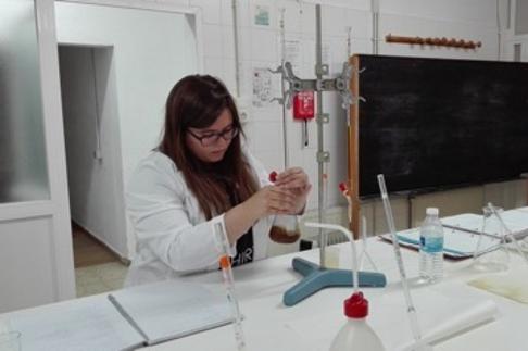 Alumnos en el laboratorio del Centro de Formación del Medio Rural de Villafranca. 