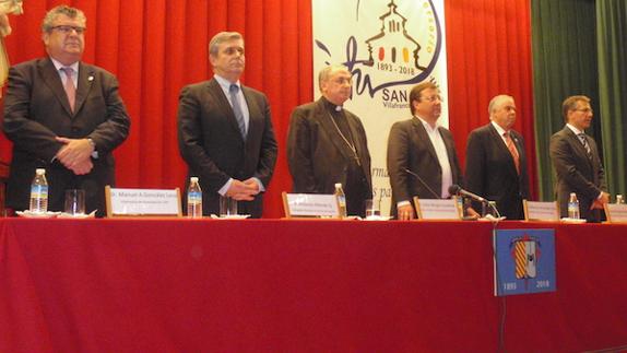 Autoridades civiles, eclesiásticas y educativas presentes en el acto de inauguración del 125 aniversario de la fundación del centro. 