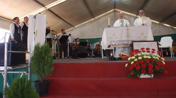Un momento de la misa celebrada ayer por el párroco José Manuel Navarro Pulido y cantada por Moncovil. 