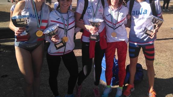 Grupo de atletas premiados en el cross de Cáceres. CEDIDA