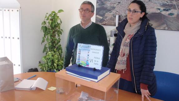 Joaquín Rodríguez y Pilar Carrillo se disponen a efectuar el sorteo. 