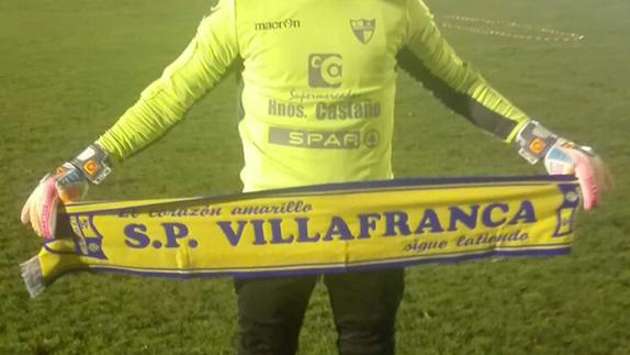 José Ángel Gamero Mesa posa con su nueva equipación como portero de la SP Villafranca. 