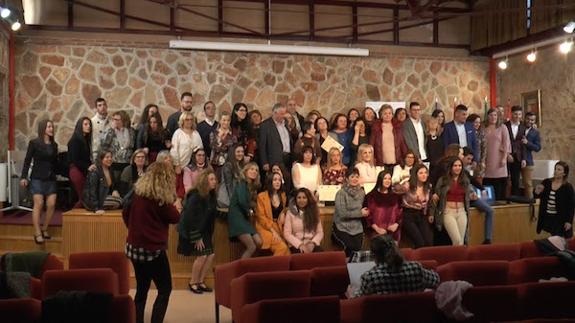 Imagen de la clausura con participantes, técnicos y autoridades sobre el escenario de la Casa de la Cultura. 