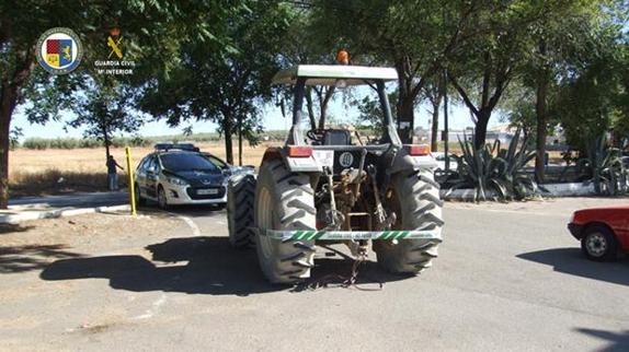 El tractor que se utilizó para robar un cajero automático en Marinaleda. 