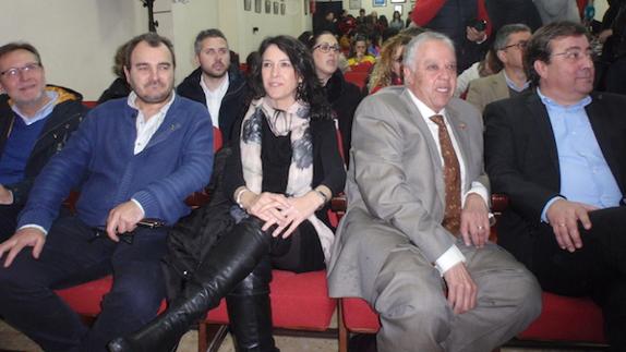 Fernández Vara, acompañado por la consejera de Educación, Esther Gutiérrez, Ramón Ropero, el director del instituto, Fernando Merino, y Andrés Moriano. 