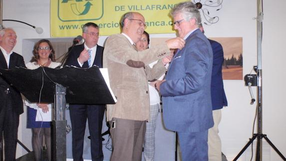 Manuel García Murillo impone a Manuel Gaspar Morales el pin de Socio de Honor de la ACV, en presencia de directivos de la asociación. 