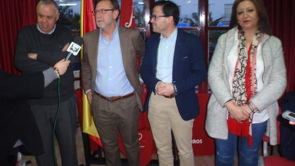 Ramón Ropero, Andrés Moriano, Miguel Ángel Gallardo y Paqui Matamoros, atendiendo en la Casa del Pueblo a los medios de comunicación. 