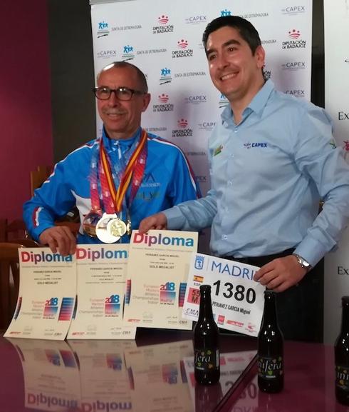 El atleta Miguel Periáñez y el presidente del club Jesús Nieto posan con los trofeos. 