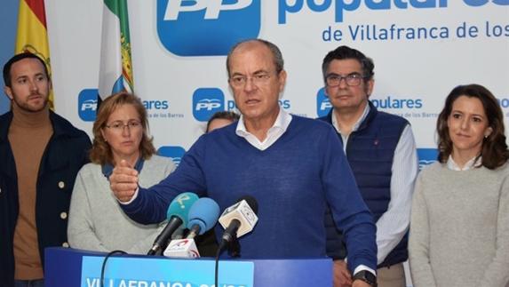 Monago, ayer martes, en la sede local del PP de Villafranca. 
