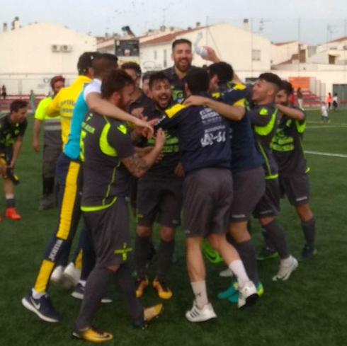 Los jugadores visitantes festejan uno de los goles conseguidos ayer en Llerena. 