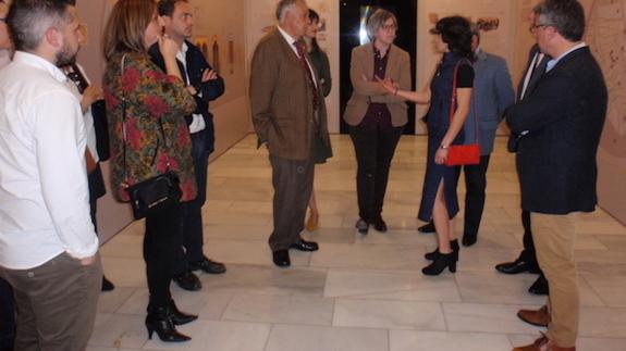 La consejera de Cultura e Igualdad, Leire Iglesias, y la secretaria general de Cultura, Miriam García Cabezas, durante su visita al Museo de Villafranca. 