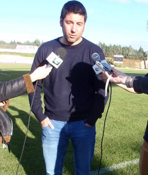 José Manues Cisneros 'Pana' atiende a los medios en el campo de césped del Polideportivo Municipal. 