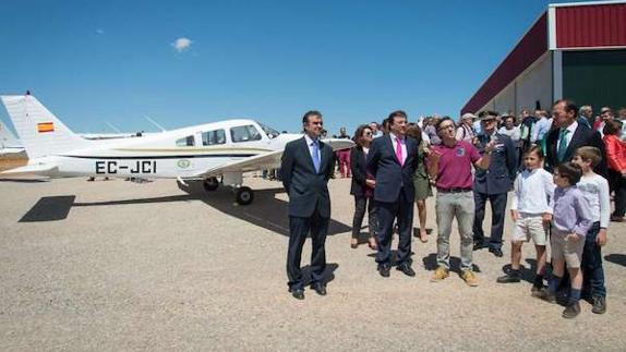 Vara recibe explicaciones de las obras llevadas a cabo para la construcción del aeródromo. 