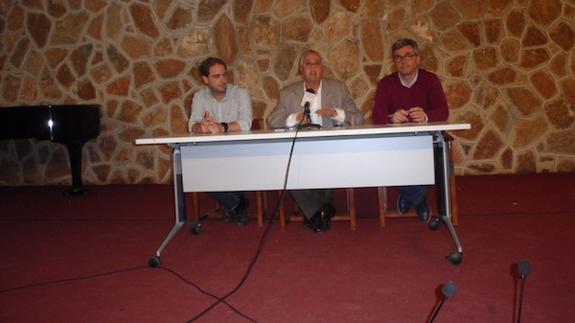 Lorenzo García Mateos (a la izquierda), durante la rueda de prensa que dio el alcalde el pasado martes para dar cuenta de los problemas con el agua de Los Molinos. 