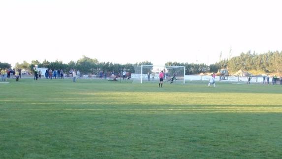 Momento en que el jugador del Chinato falla el penalti definitivo, que clasificaba al Villafranca para la siguiente ronda de los play-off a Tercera. 