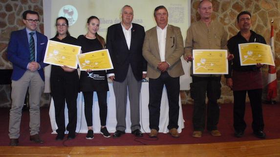 El presidente de la Diputación, el alcalde de Villafranca y el presidente de la DO, junto a José María Larrondo, y los restauradores participantes en el Brindis Amigo. 