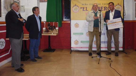 Pedro Armada, Superior de la Compañía de Jesús en Villafranca, recoge el cheque de manos de Baltasar Manzano, en presencia del alcalde Ramón Ropero y el maestro Luis Reina. 
