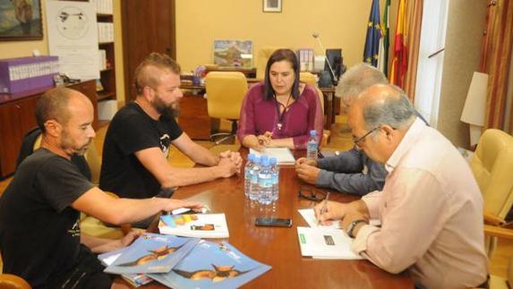 Reunión el pasado martes en Mérida con la consejera de Medio Ambiente. :: Brígido