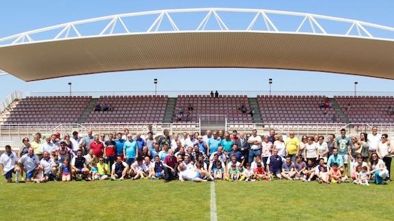 José Carrillo recibe un emotivo y multitudinario homenaje de la familia futbolística de Villafranca de los Barros