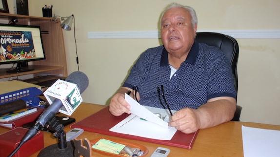 Manuel Pinilla, presidente de la A. de V. Virgen Coronada, durante la rueda de prensa. 