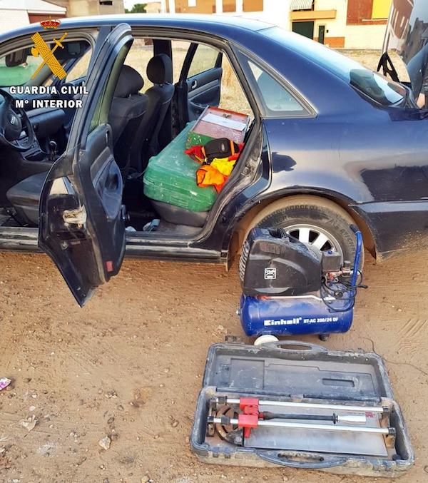 La Guardia Civil detiene a dos conocidos delincuentes por el robo en una empresa de construcción de Villafranca
