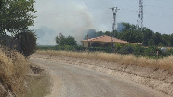 Vista de los depósitos de agua durante el incendio de este mediodía. 