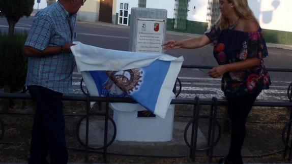 La Asociación 'Virgen Coronada' inaugura un monolito para conmemorar su 35º aniversario