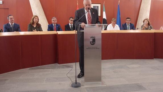 El alcalde, Ramón Ropero, se dirige a los asistentes al acto institucional con motivo del Día de Extremadura. 