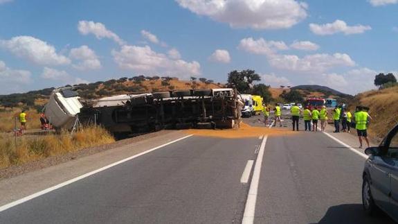 Un vecino de Villafranca muere y otro resulta herido grave en la colisión frontal de un coche y un camión en la N-432