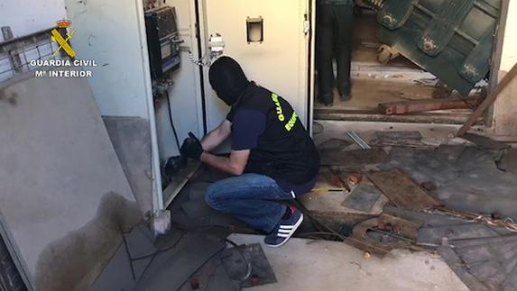 La Guardia Civil recuperando a los detenidos el material incautado. 