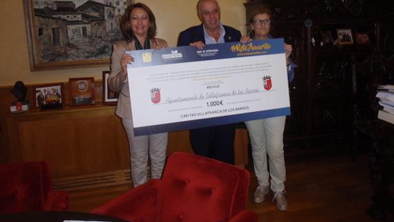 CÁRITAS recibe un cheque por valor de 1000 euros, importe del premio logrado por el Ayuntamiento al superar el 'Reto Amarillo'