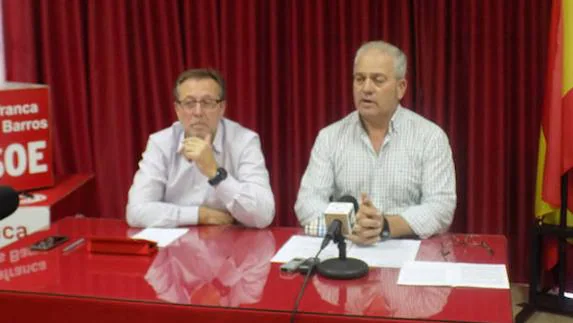 Andrés Moriano, Secretario General del PSOE Local, y José Pecero, Secretario de Área para la Memoria Histórica y Democrática del PSOE Local. 