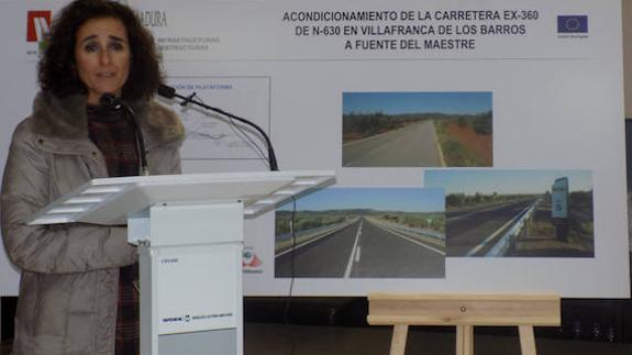 La Consejera de Economía e Infraestructuras, Olga García, explica el alcance de las obras realizadas por la Junta de Extremadura en la carretera EX-360. 