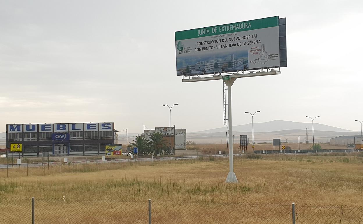 Cartel anunciador de la construcción del nuevo hospital. 