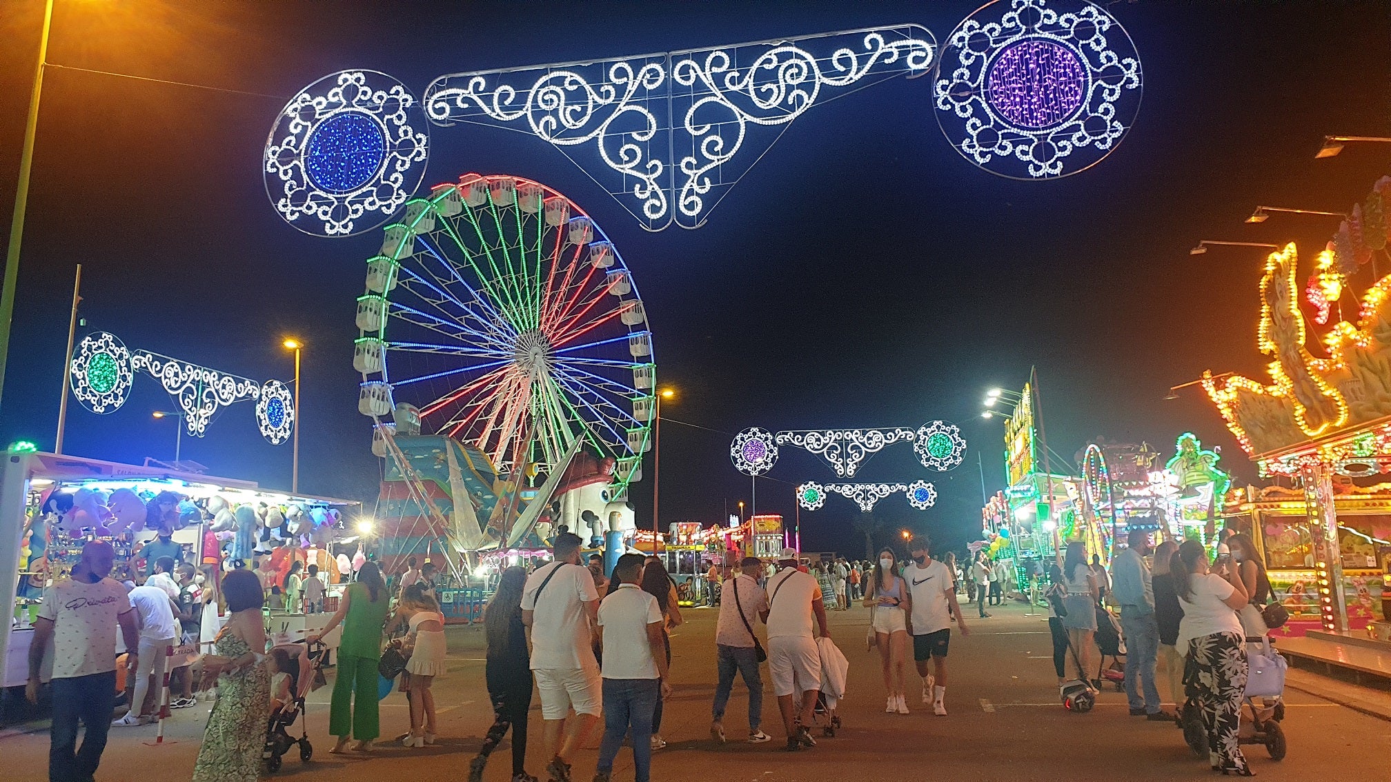 Mayores y pequeños disfrutaron de las múltiples atracciones y casetas del ferial 