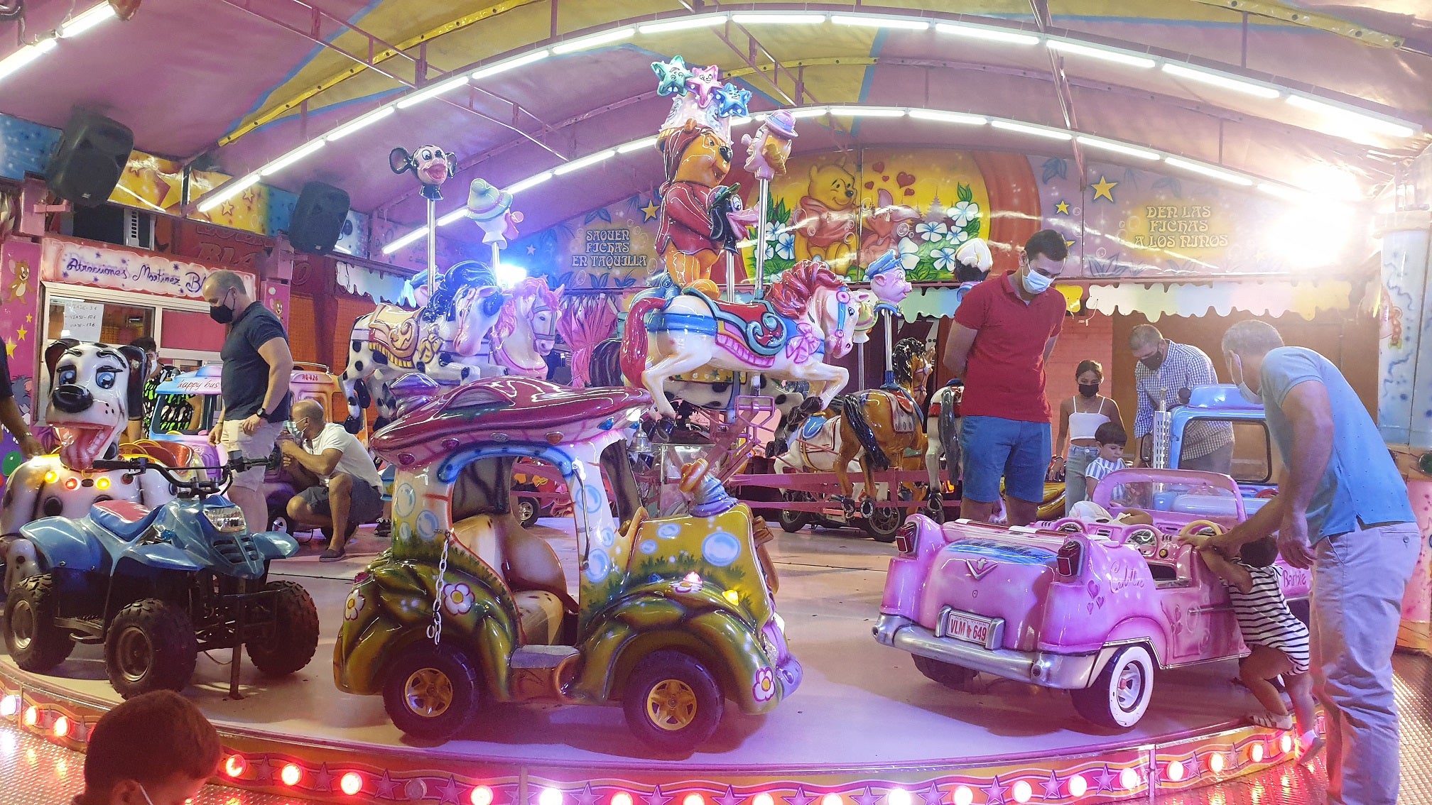 Mayores y pequeños disfrutaron de las múltiples atracciones y casetas del ferial 