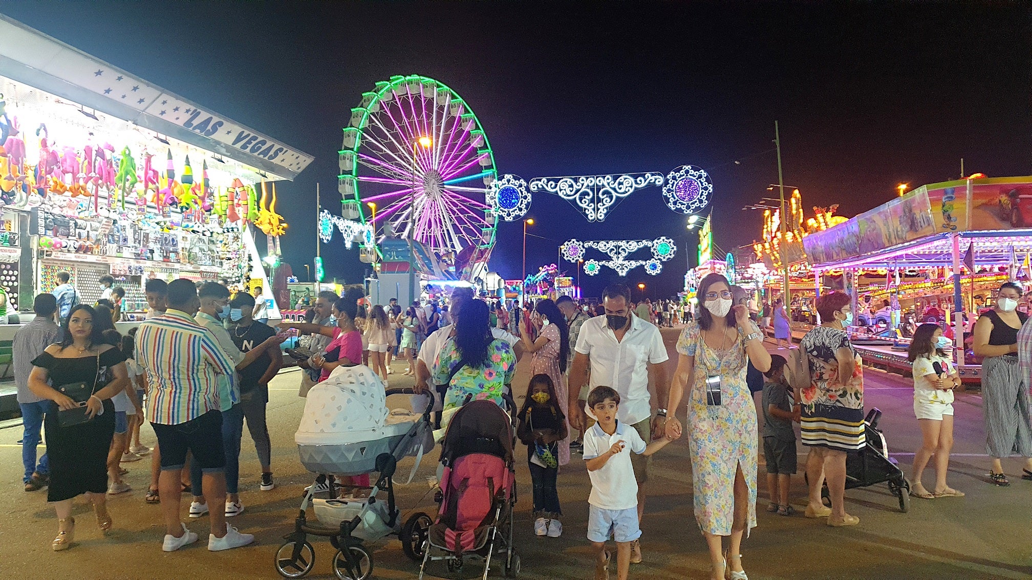 Mayores y pequeños disfrutaron de las múltiples atracciones y casetas del ferial 