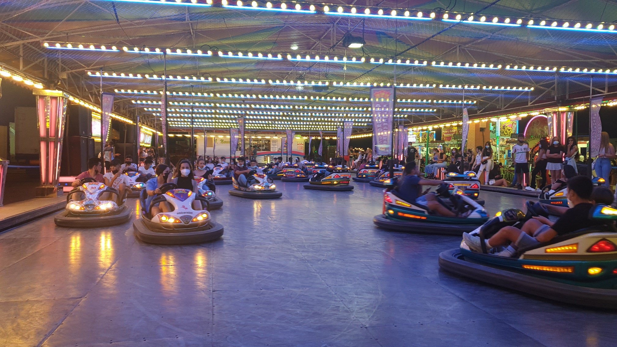 Mayores y pequeños disfrutaron de las múltiples atracciones y casetas del ferial 