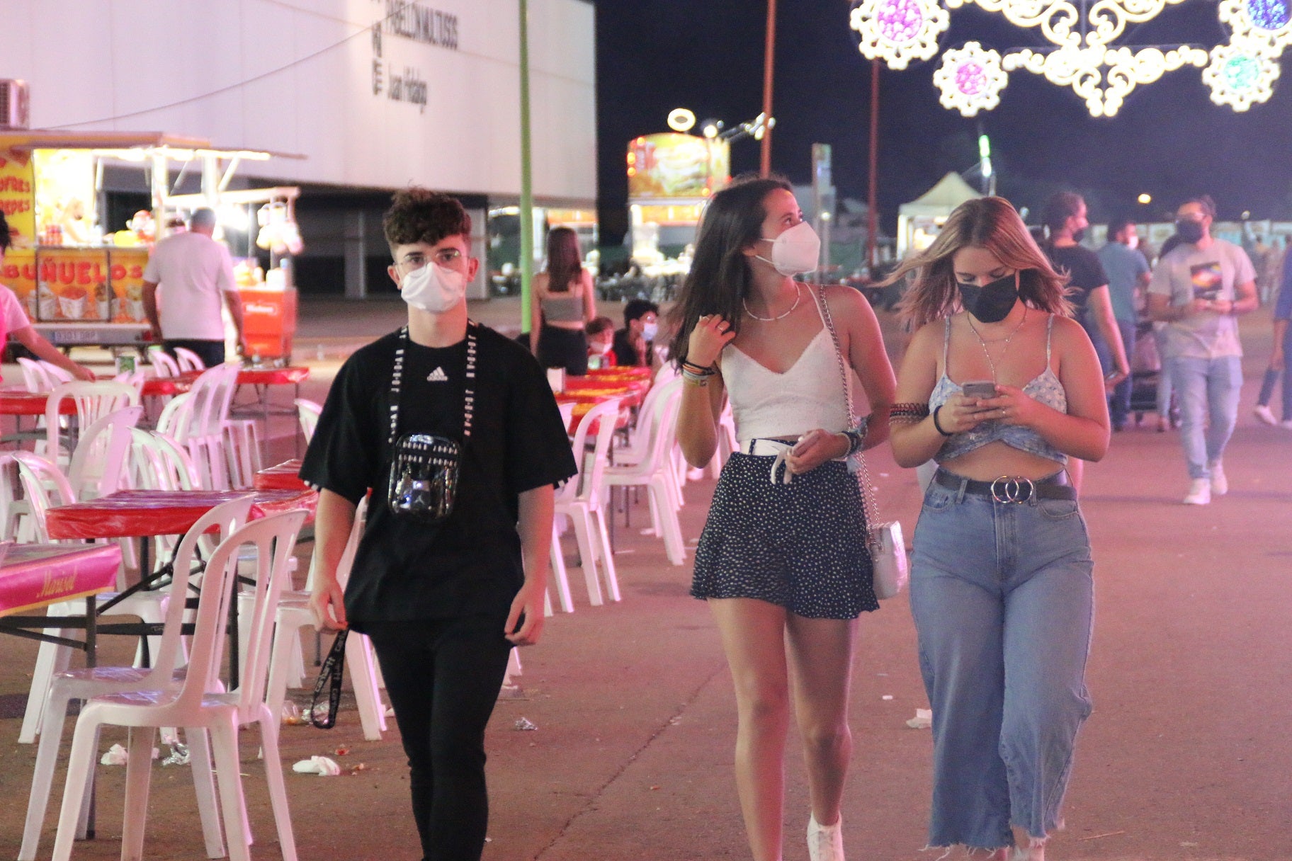 Mayores y pequeños disfrutaron de las múltiples atracciones y casetas del ferial 