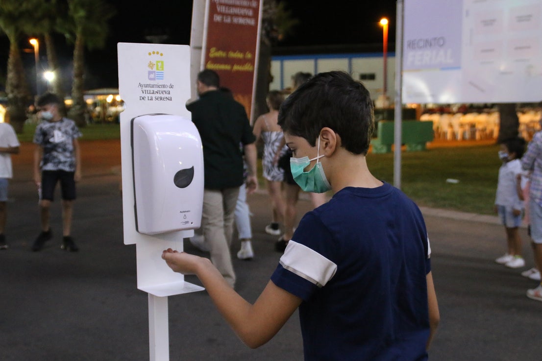 Mayores y pequeños disfrutaron de las múltiples atracciones y casetas del ferial 