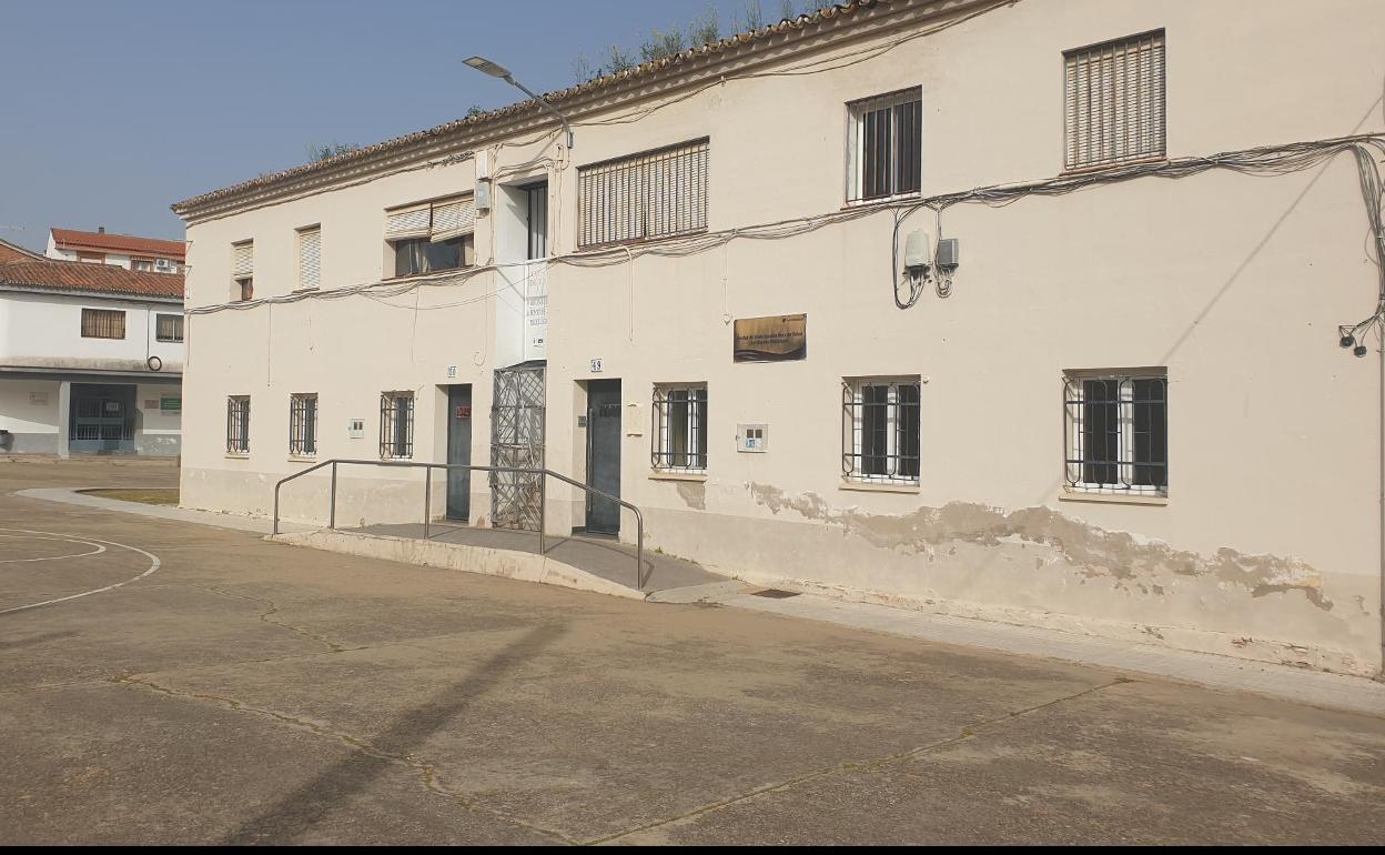 Demoler las antiguas casas de los maestros en Villanueva costará casi 70.000 euros