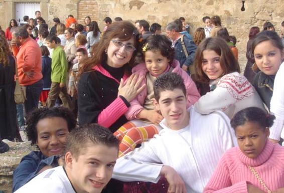 Julia Parejo, hace unos años, con un grupo de niños del Centro. 